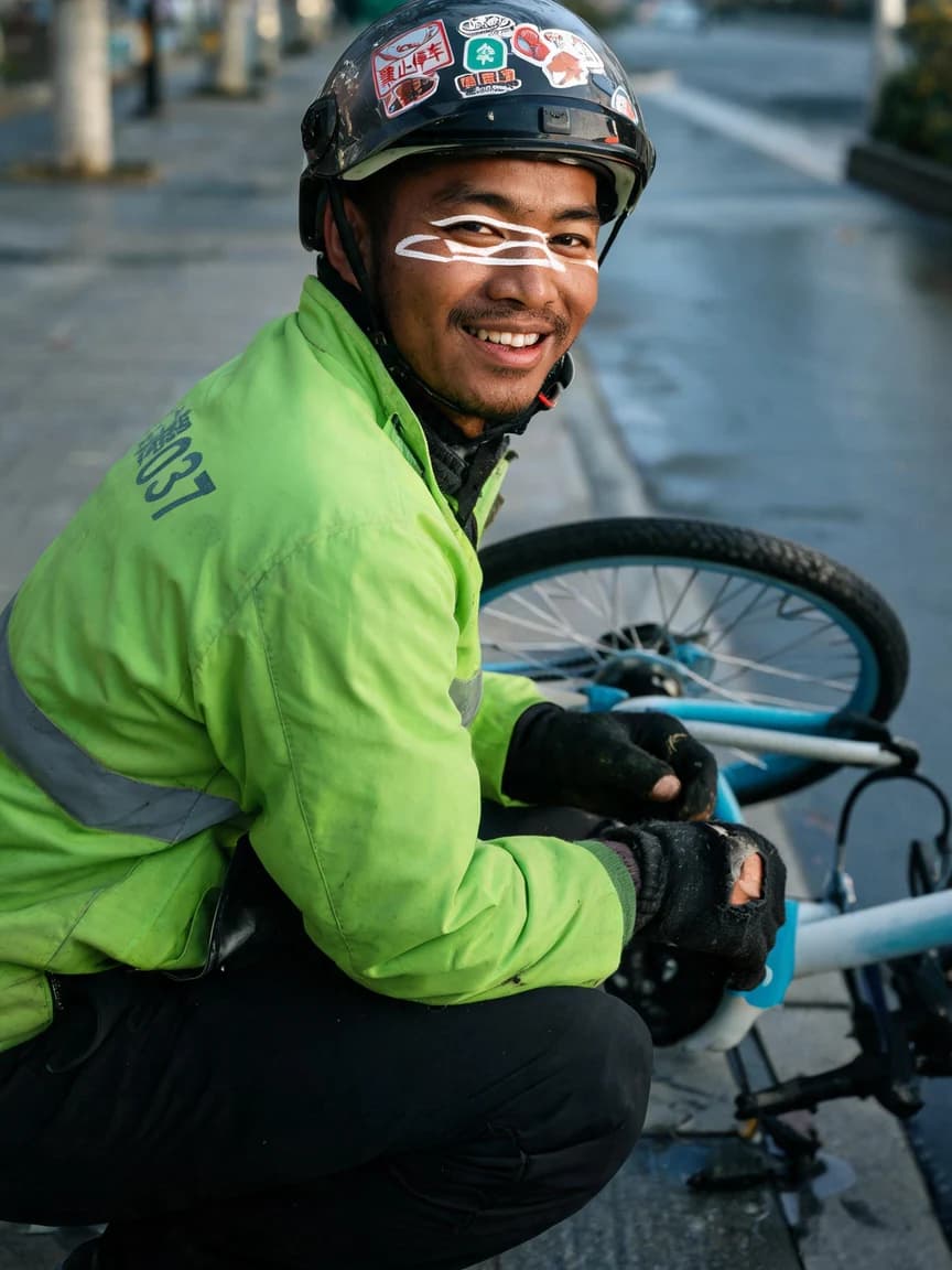 Chen Yuchuan，Urban Shared Bicycle Dispatcher, a Ranger Chasing Wind and Rain on an E-bike Every Day