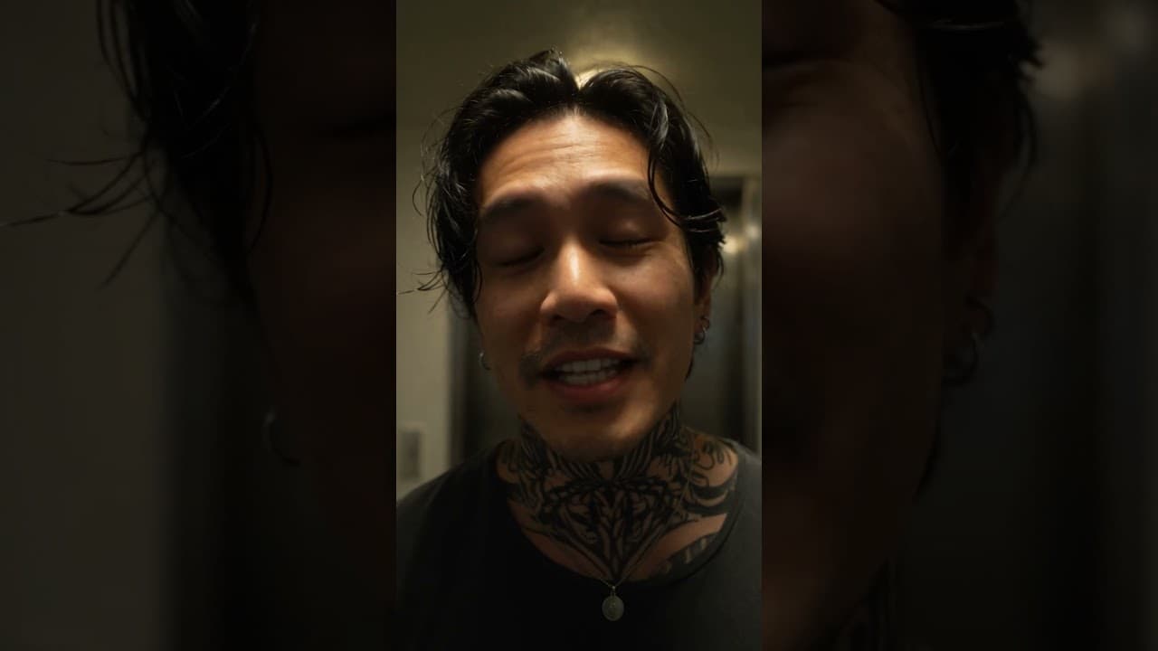 엘리베이터 앞의 남자